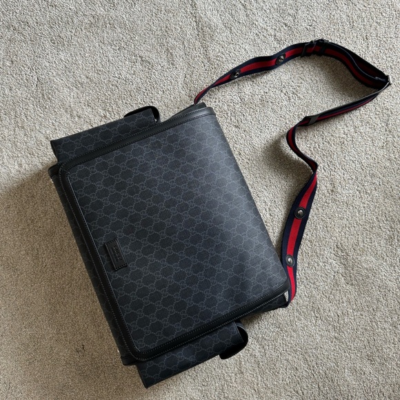 Gucci GG SUPREME MEDIUM DIAPER BAG - Picture 5 of 6